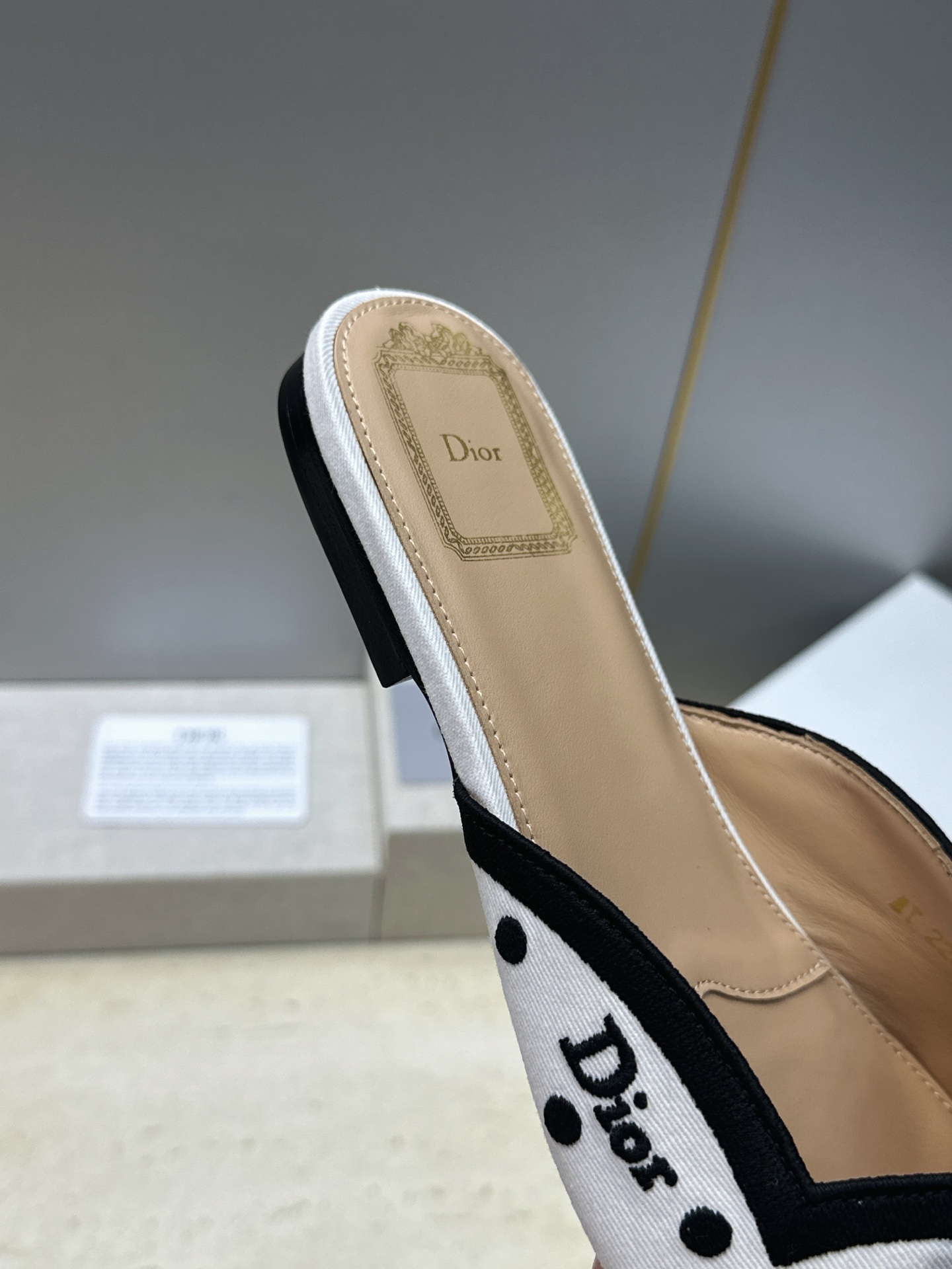 迪奥 Dior 2026春夏新款Romance 蝴蝶结波点拼色穆勒女鞋 CD字母logo立体刺绣平底尖头凉拖鞋 材质:鞋 迪奥 Dior 2026春夏新款Romance 蝴蝶结波点拼色穆勒女鞋 CD字母logo立体刺绣平底尖头凉拖鞋 材质:鞋