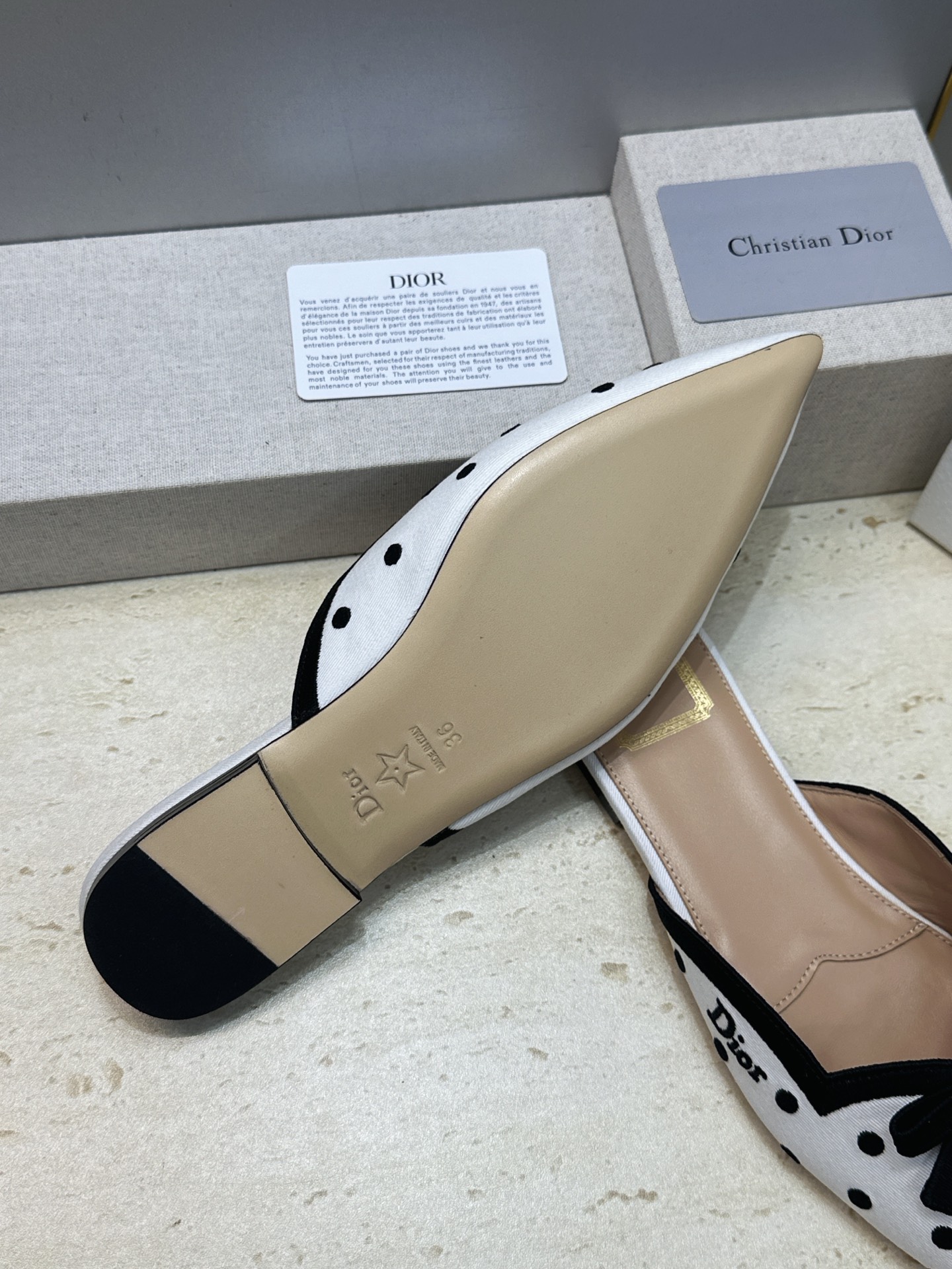 迪奥 Dior 2026春夏新款Romance 蝴蝶结波点拼色穆勒女鞋 CD字母logo立体刺绣平底尖头凉拖鞋 材质:鞋 迪奥 Dior 2026春夏新款Romance 蝴蝶结波点拼色穆勒女鞋 CD字母logo立体刺绣平底尖头凉拖鞋 材质:鞋