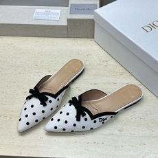 迪奥 Dior 2026春夏新款Romance 蝴蝶结波点拼色穆勒女鞋 CD字母logo立体刺绣平底尖头凉拖鞋 材质:鞋 迪奥 Dior 2026春夏新款Romance 蝴蝶结波点拼色穆勒女鞋 CD字母logo立体刺绣平底尖头凉拖鞋 材质:鞋