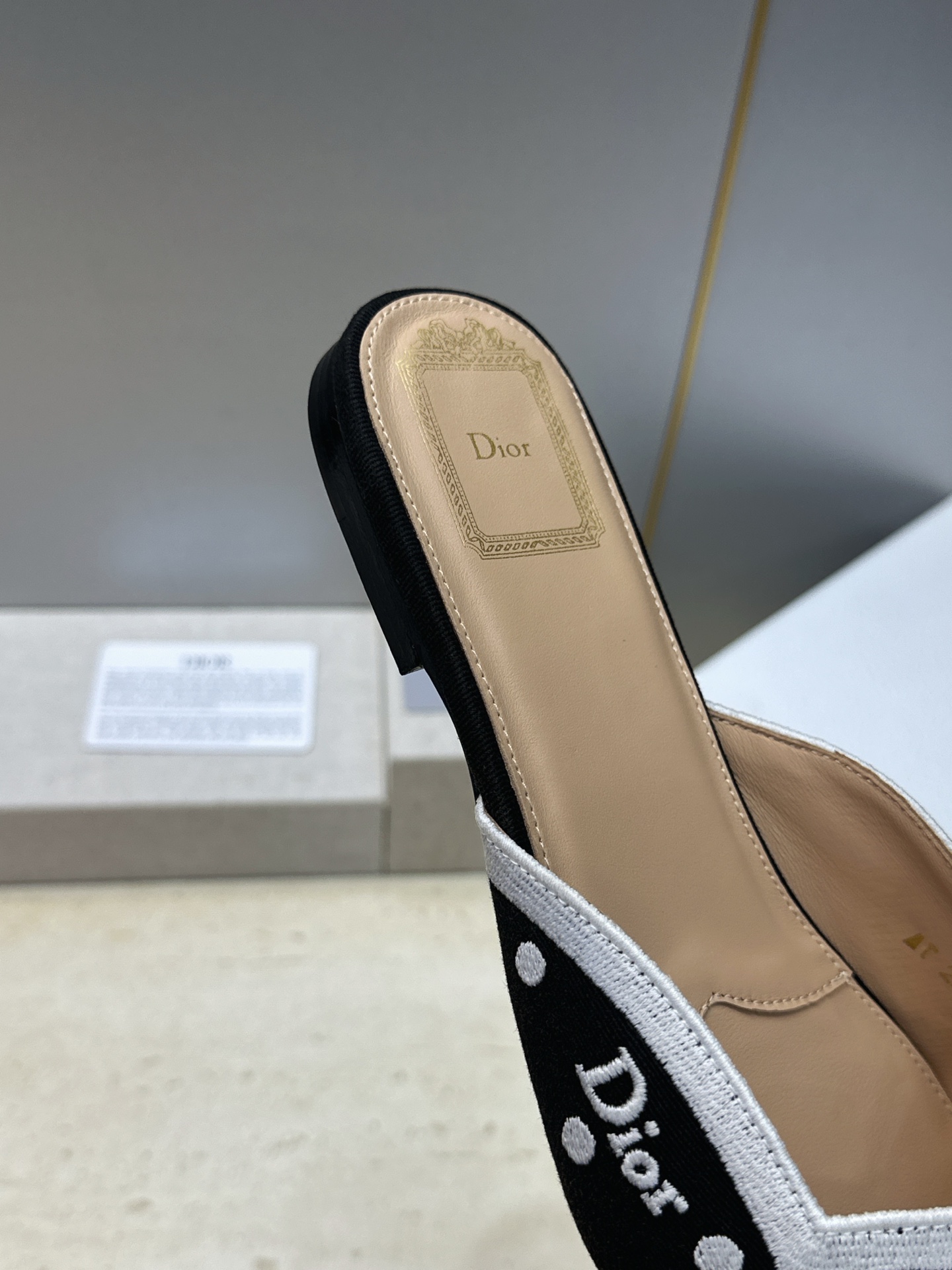 迪奥 Dior 2026春夏新款Romance 蝴蝶结波点拼色穆勒女鞋 CD字母logo立体刺绣平底尖头凉拖鞋 材质:鞋