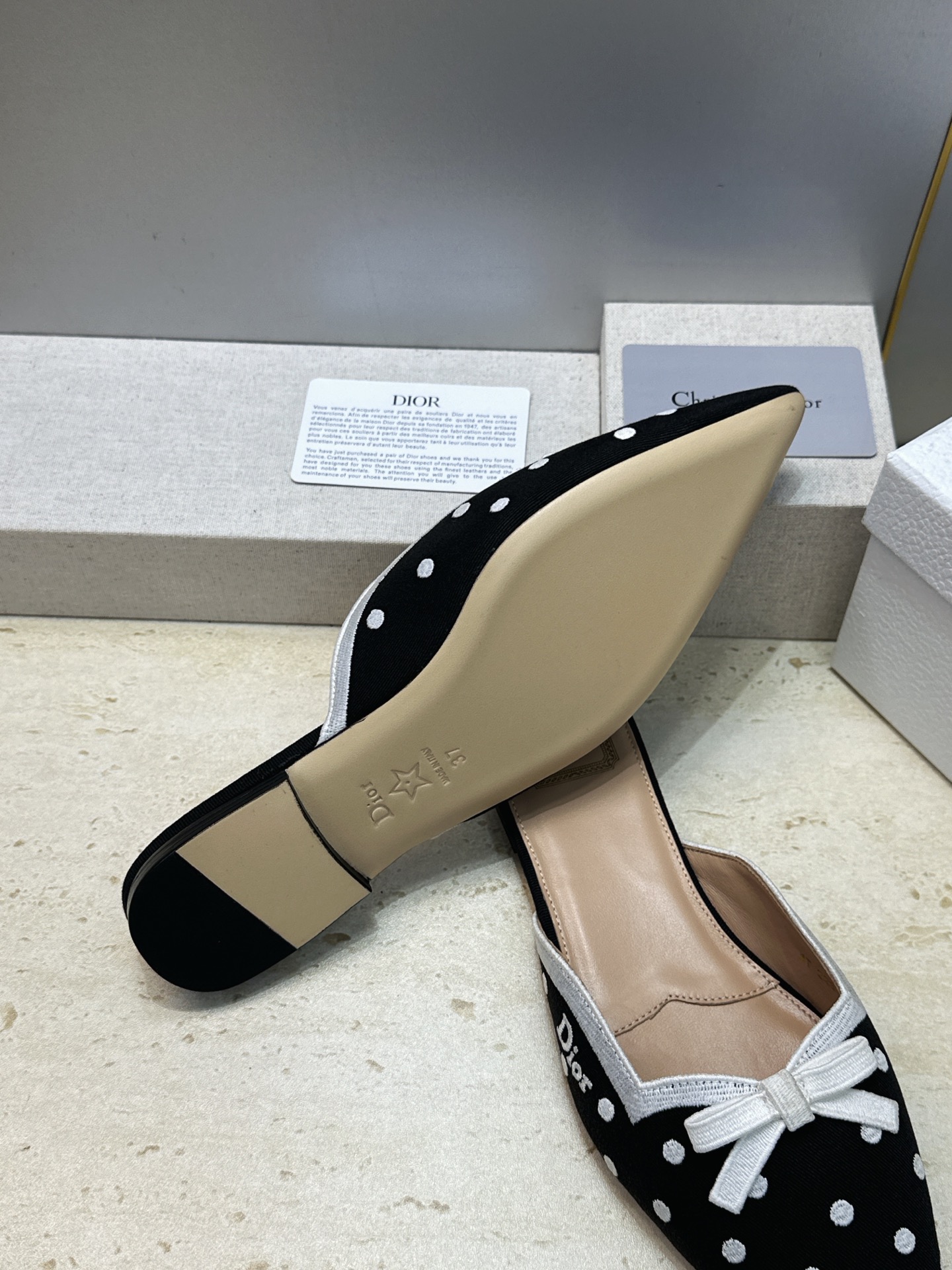 迪奥 Dior 2026春夏新款Romance 蝴蝶结波点拼色穆勒女鞋 CD字母logo立体刺绣平底尖头凉拖鞋 材质:鞋