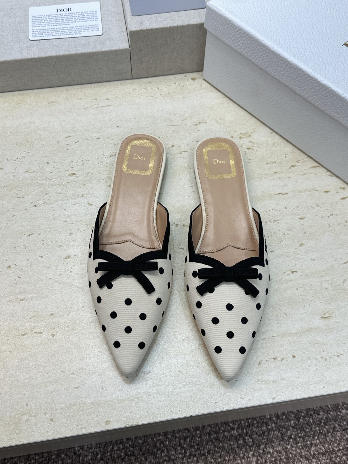 迪奥 Dior 2026春夏新款Romance 蝴蝶结波点拼色穆勒女鞋 CD字母logo立体刺绣平底尖头凉拖鞋 材质:鞋