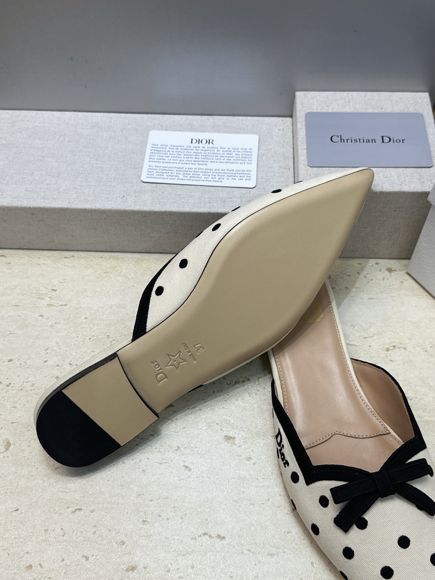 迪奥 Dior 2026春夏新款Romance 蝴蝶结波点拼色穆勒女鞋 CD字母logo立体刺绣平底尖头凉拖鞋 材质:鞋
