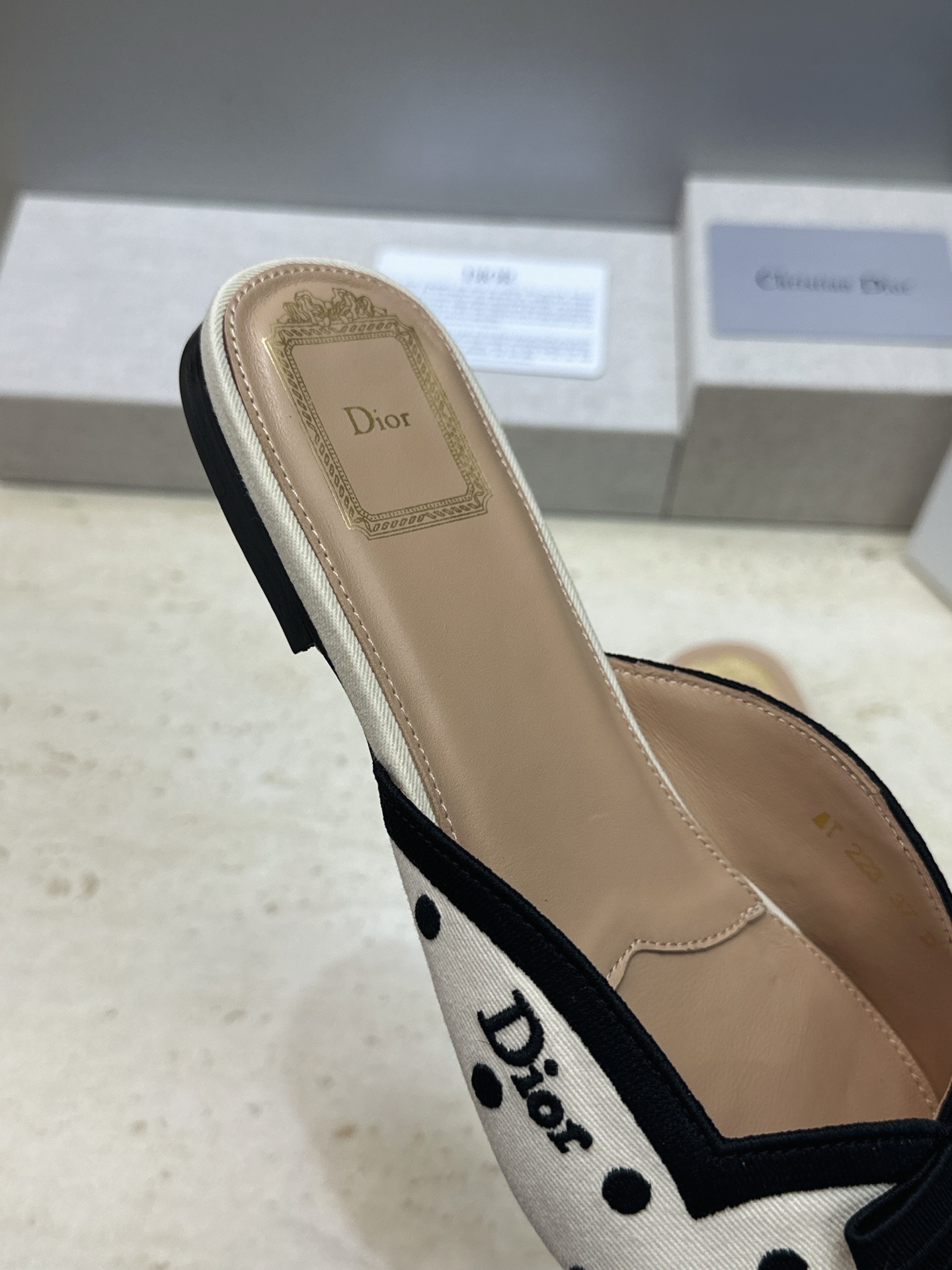 迪奥 Dior 2026春夏新款Romance 蝴蝶结波点拼色穆勒女鞋 CD字母logo立体刺绣平底尖头凉拖鞋 材质:鞋
