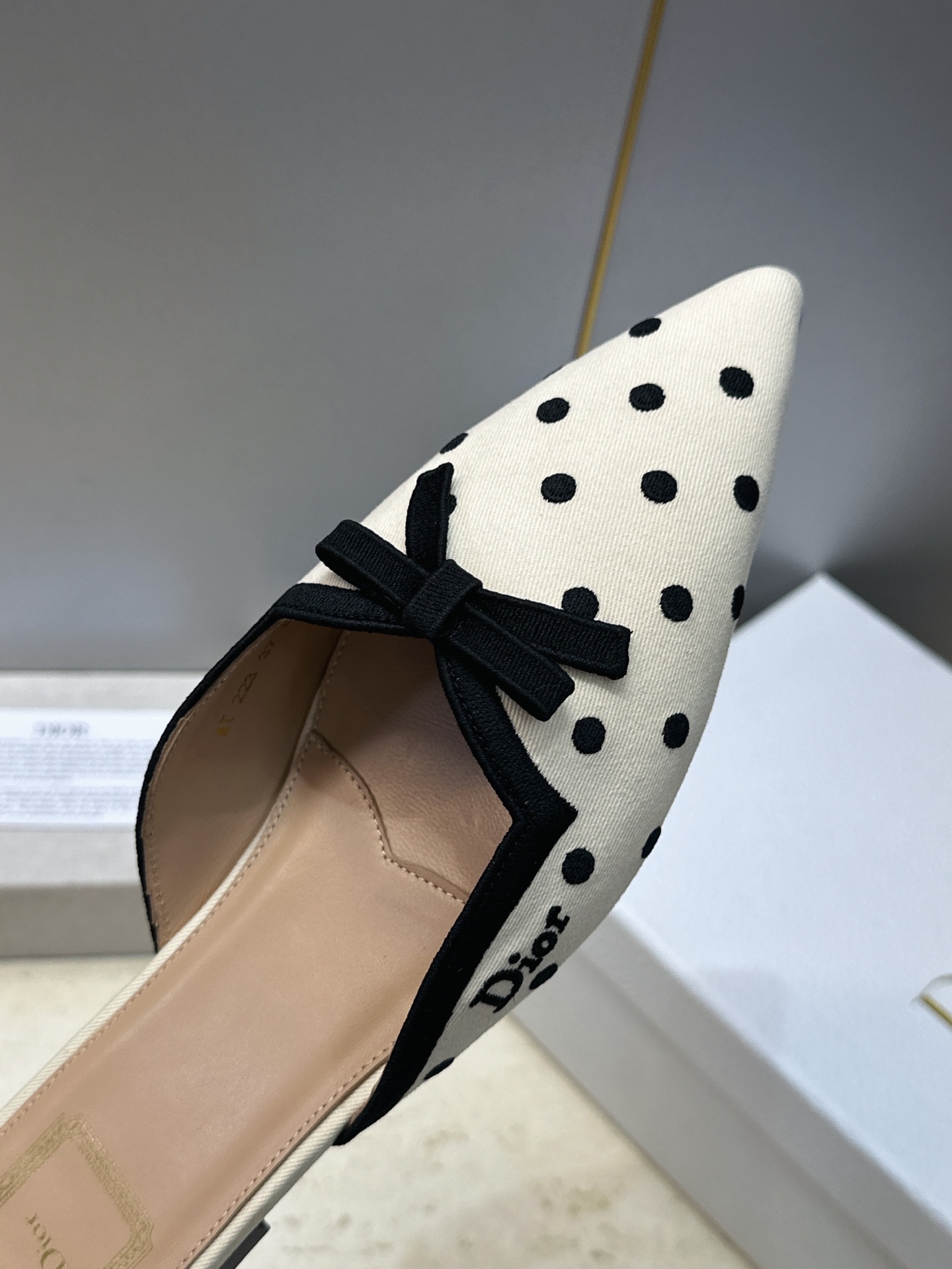 迪奥 Dior 2026春夏新款Romance 蝴蝶结波点拼色穆勒女鞋 CD字母logo立体刺绣平底尖头凉拖鞋 材质:鞋