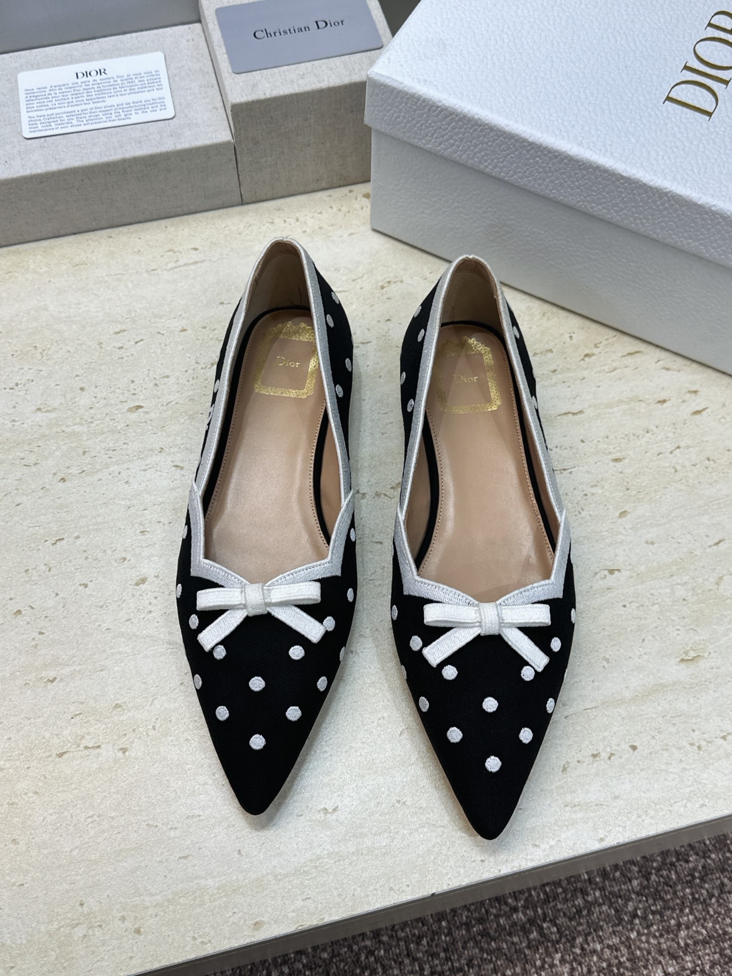 迪奥 Dior 2026春夏新款Romance 蝴蝶结波点拼色女鞋 CD字母logo立体刺绣平底尖头单鞋 材质:鞋面原版 迪奥 Dior 2026春夏新款Romance 蝴蝶结波点拼色女鞋 CD字母logo立体刺绣平底尖头单鞋 材质:鞋面原版