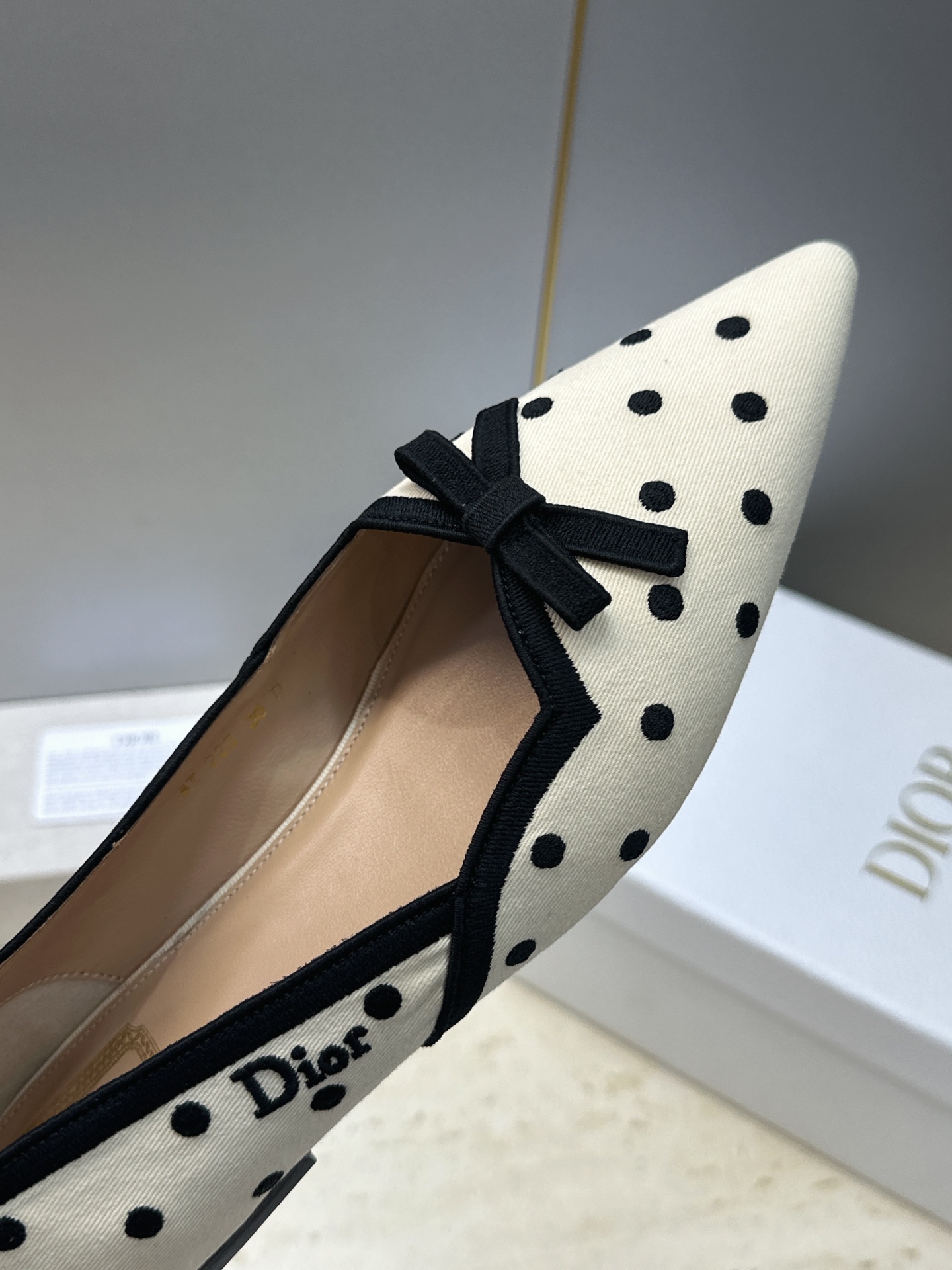 迪奥 Dior 2026春夏新款Romance 蝴蝶结波点拼色女鞋 CD字母logo立体刺绣平底尖头单鞋 材质:鞋面原版 迪奥 Dior 2026春夏新款Romance 蝴蝶结波点拼色女鞋 CD字母logo立体刺绣平底尖头单鞋 材质:鞋面原版
