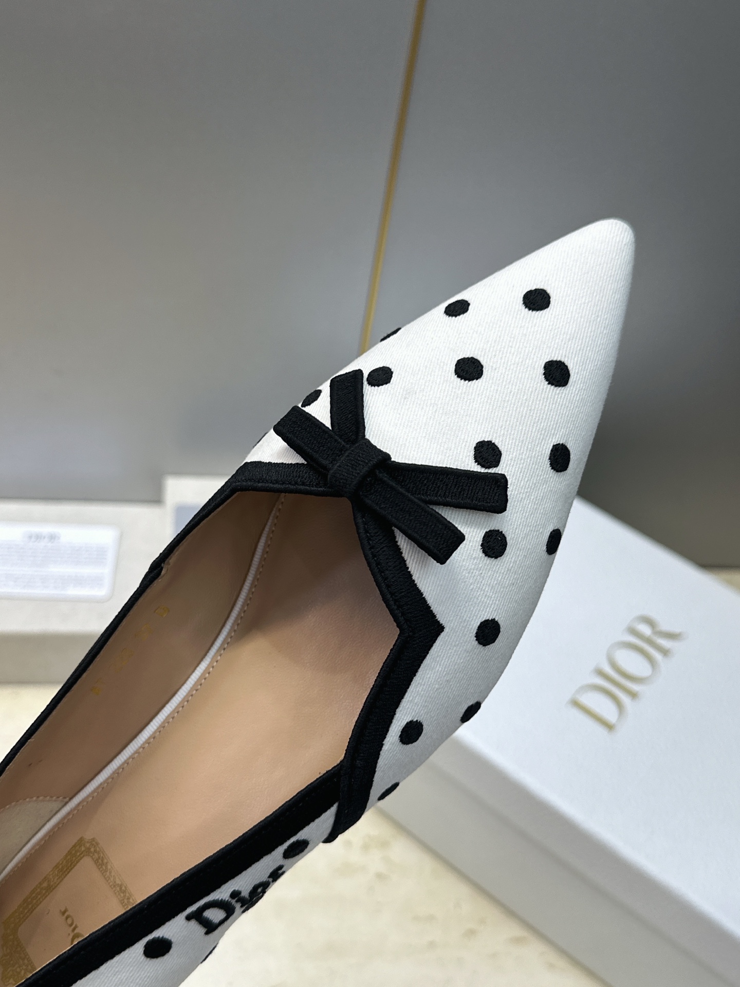 迪奥 Dior 2026春夏新款Romance 蝴蝶结波点拼色女鞋 CD字母logo立体刺绣平底尖头单鞋 材质:鞋面原版
