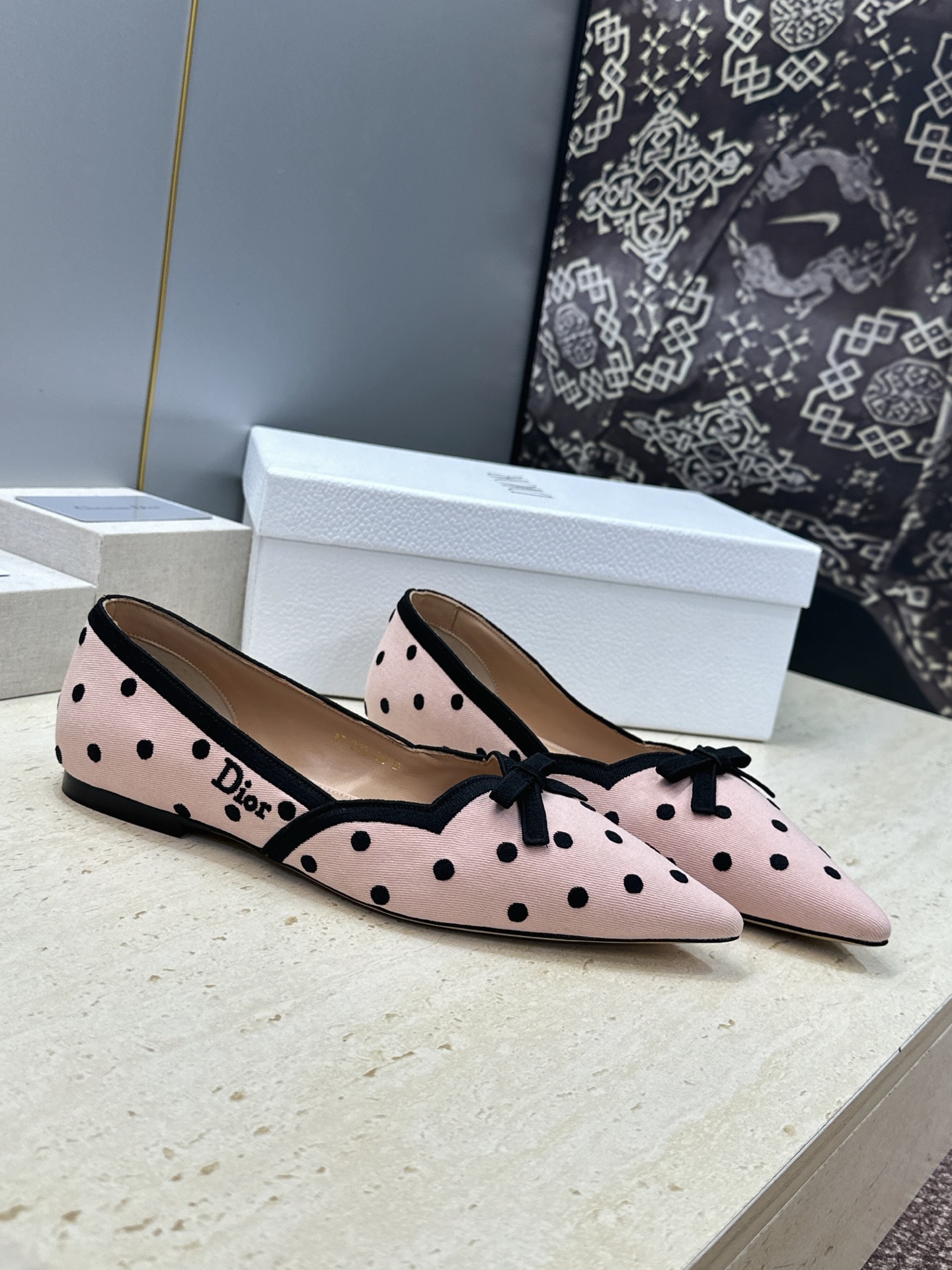 迪奥 Dior 2026春夏新款Romance 蝴蝶结波点拼色女鞋 CD字母logo立体刺绣平底尖头单鞋 材质:鞋面原版 迪奥 Dior 2026春夏新款Romance 蝴蝶结波点拼色女鞋 CD字母logo立体刺绣平底尖头单鞋 材质:鞋面原版