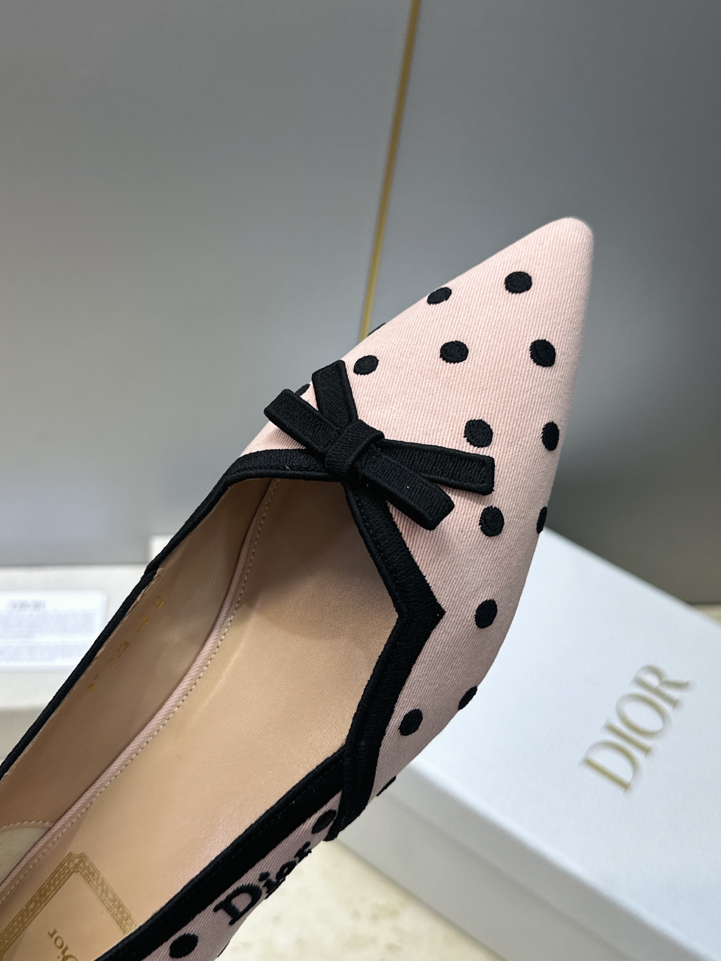 迪奥 Dior 2026春夏新款Romance 蝴蝶结波点拼色女鞋 CD字母logo立体刺绣平底尖头单鞋 材质:鞋面原版