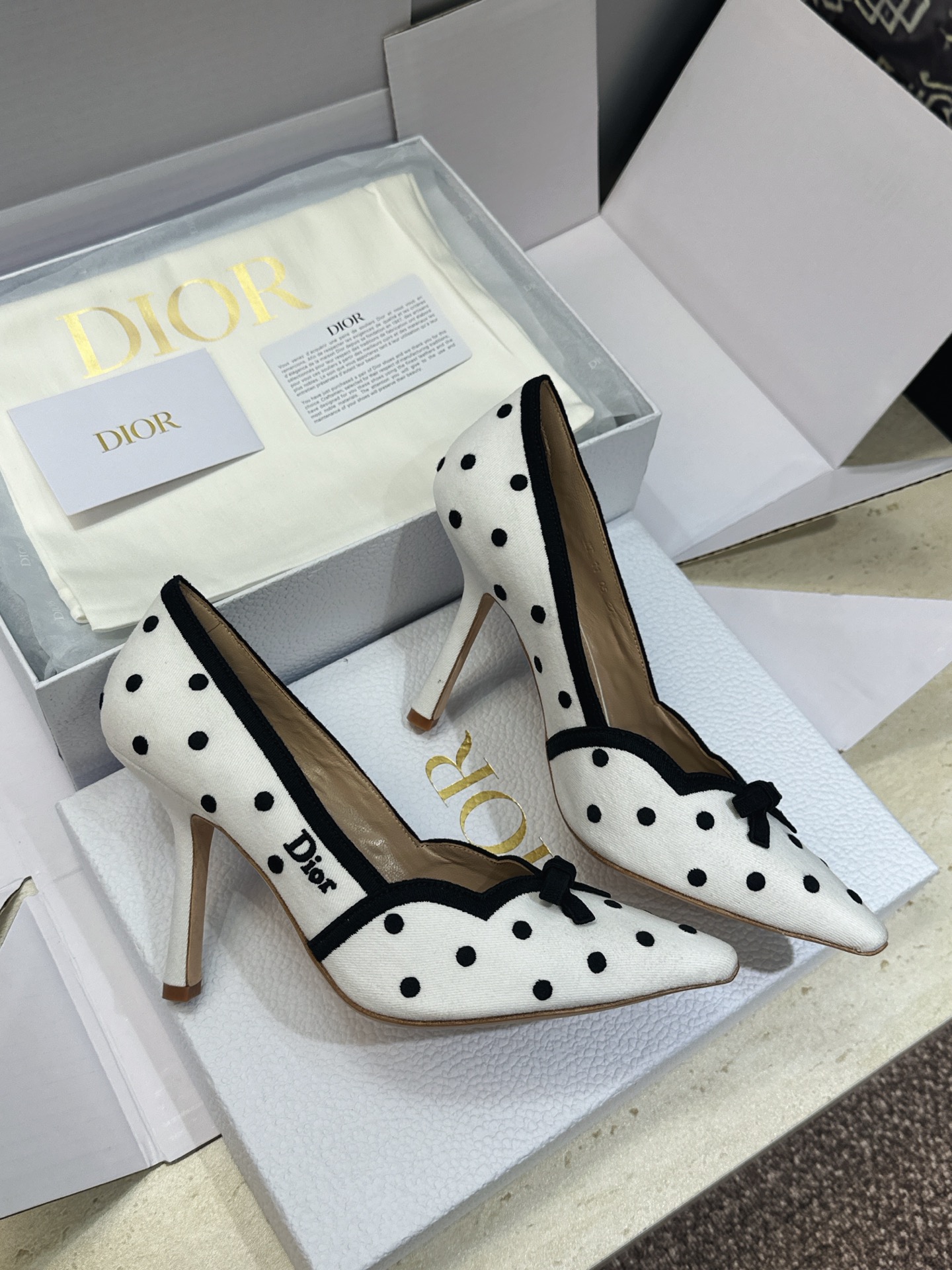 (配全套飞机盒) 顶级版 迪奥 Dior 2026春夏新款Romance 蝴蝶结波点拼色女鞋 CD字母logo立体刺绣高