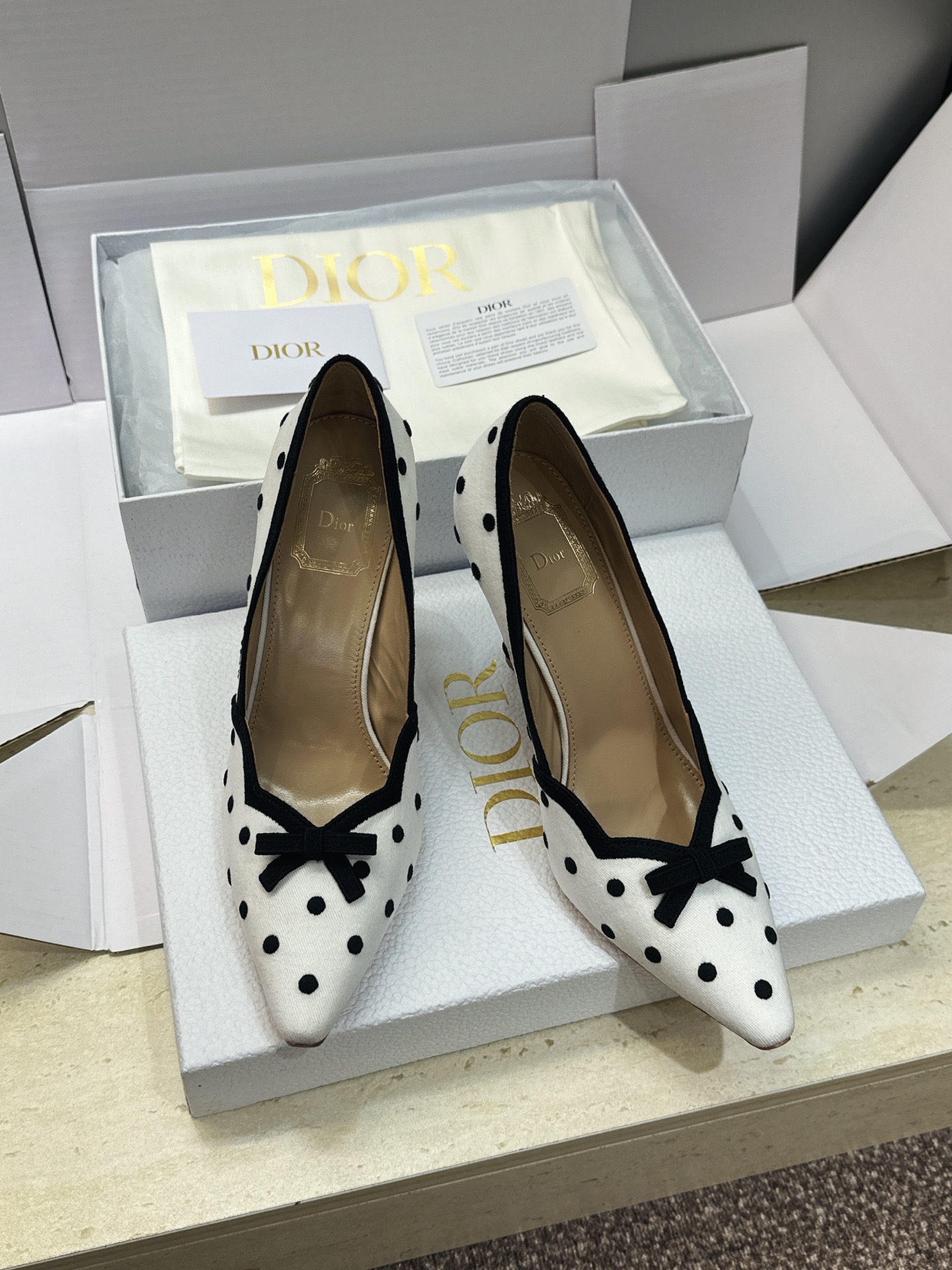 (配全套飞机盒) 顶级版 迪奥 Dior 2026春夏新款Romance 蝴蝶结波点拼色女鞋 CD字母logo立体刺绣高