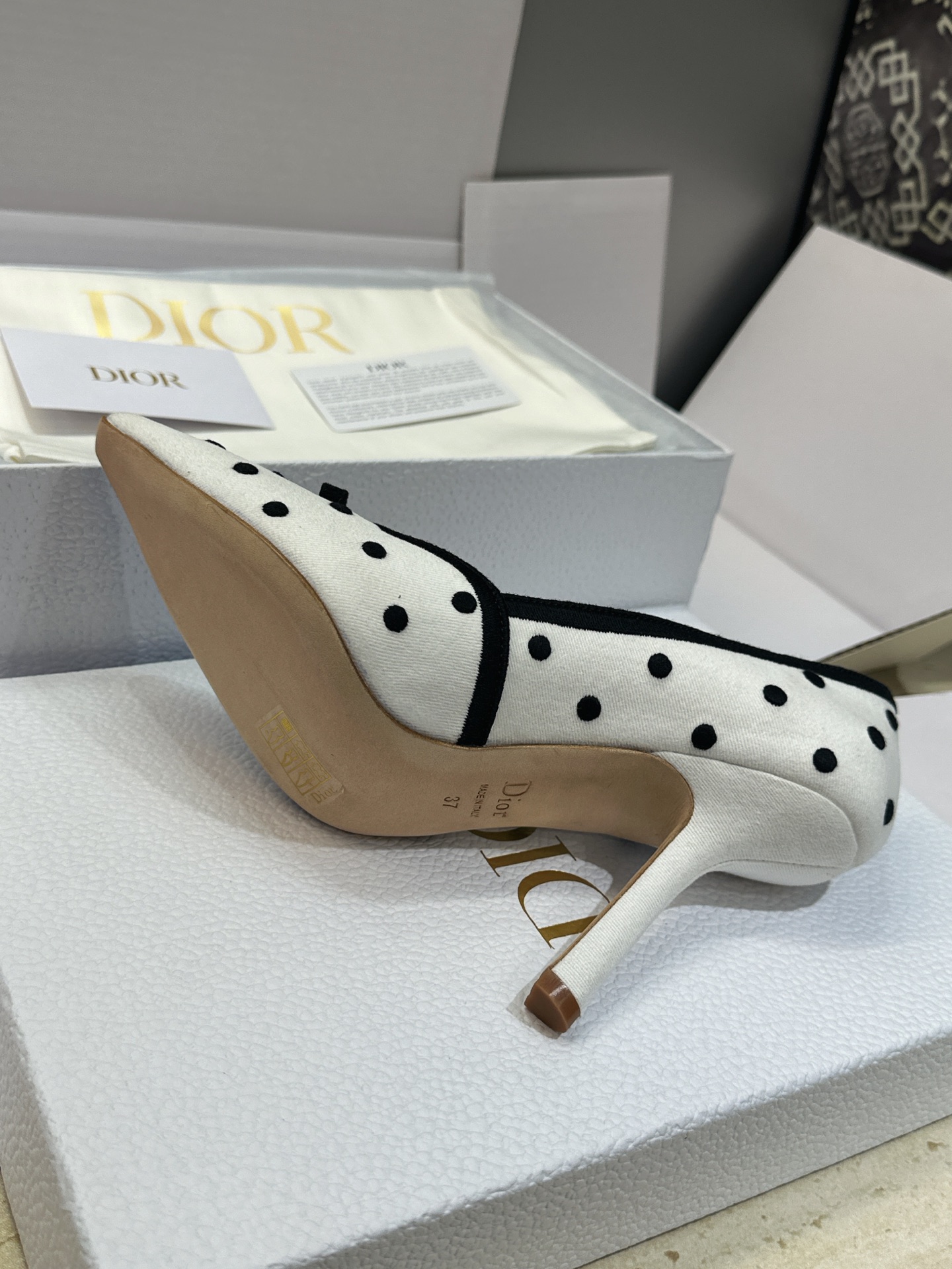(配全套飞机盒) 顶级版 迪奥 Dior 2026春夏新款Romance 蝴蝶结波点拼色女鞋 CD字母logo立体刺绣高