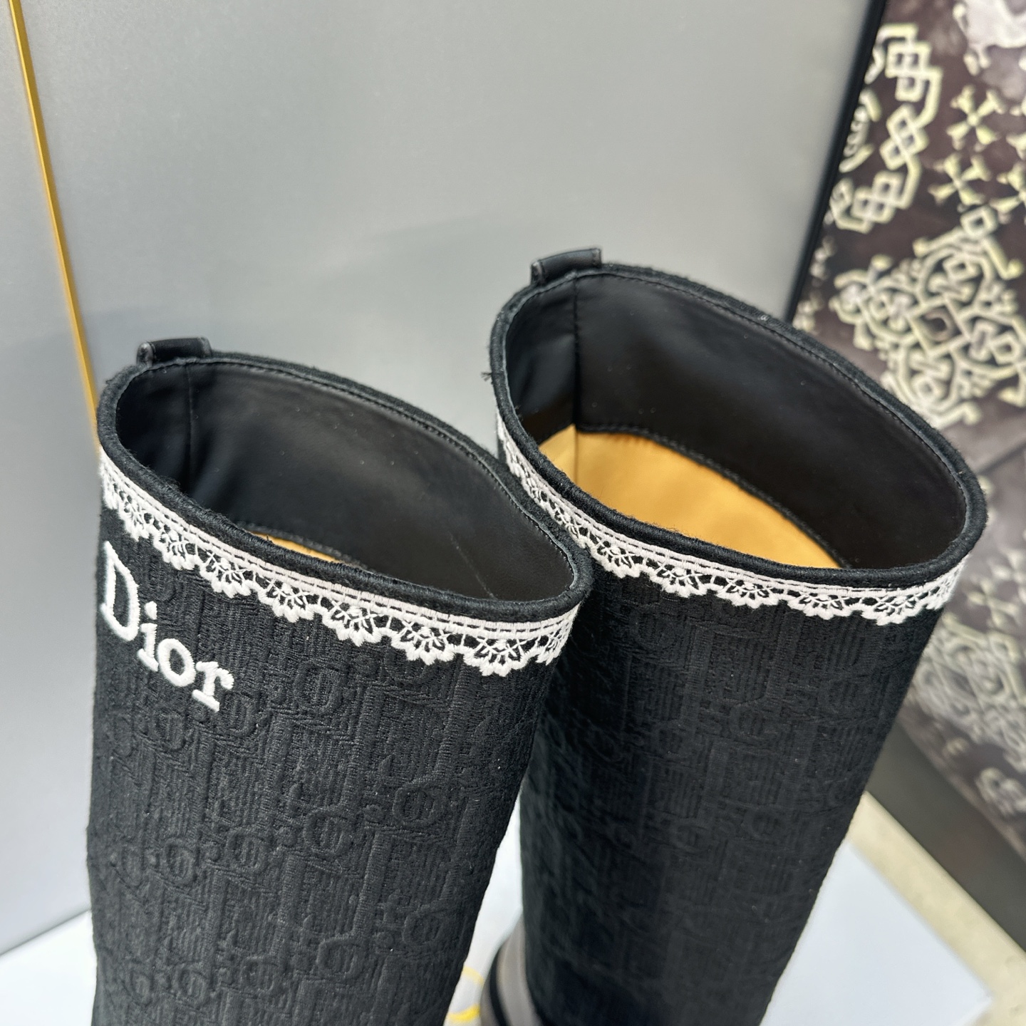 Dior 迪奥 2026秋冬高定系列新款 Dentelle 高筒机车女长靴 CD字母logo立体刺绣图案低跟圆头一脚蹬骑