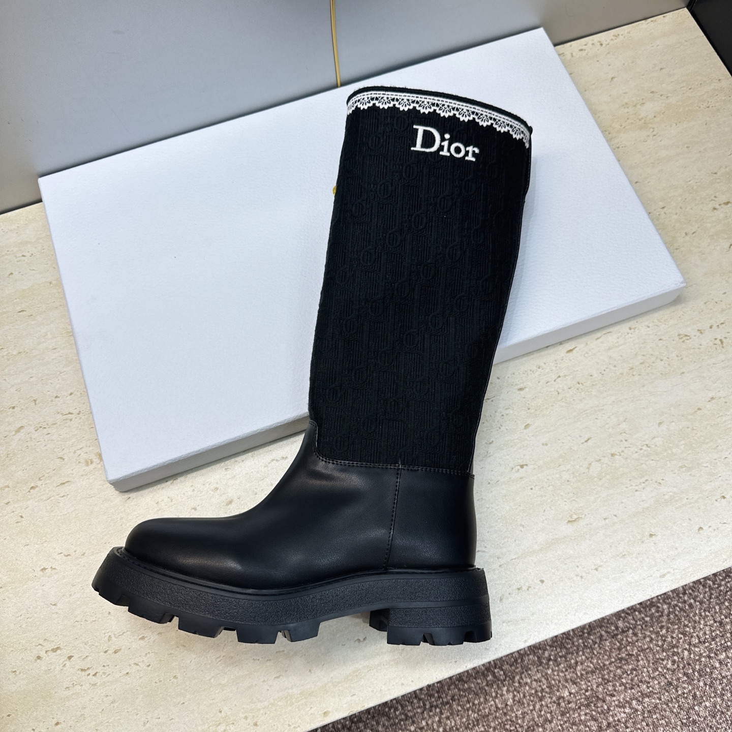 Dior 迪奥 2026秋冬高定系列新款 Dentelle 高筒机车女长靴 CD字母logo立体刺绣图案低跟圆头一脚蹬骑