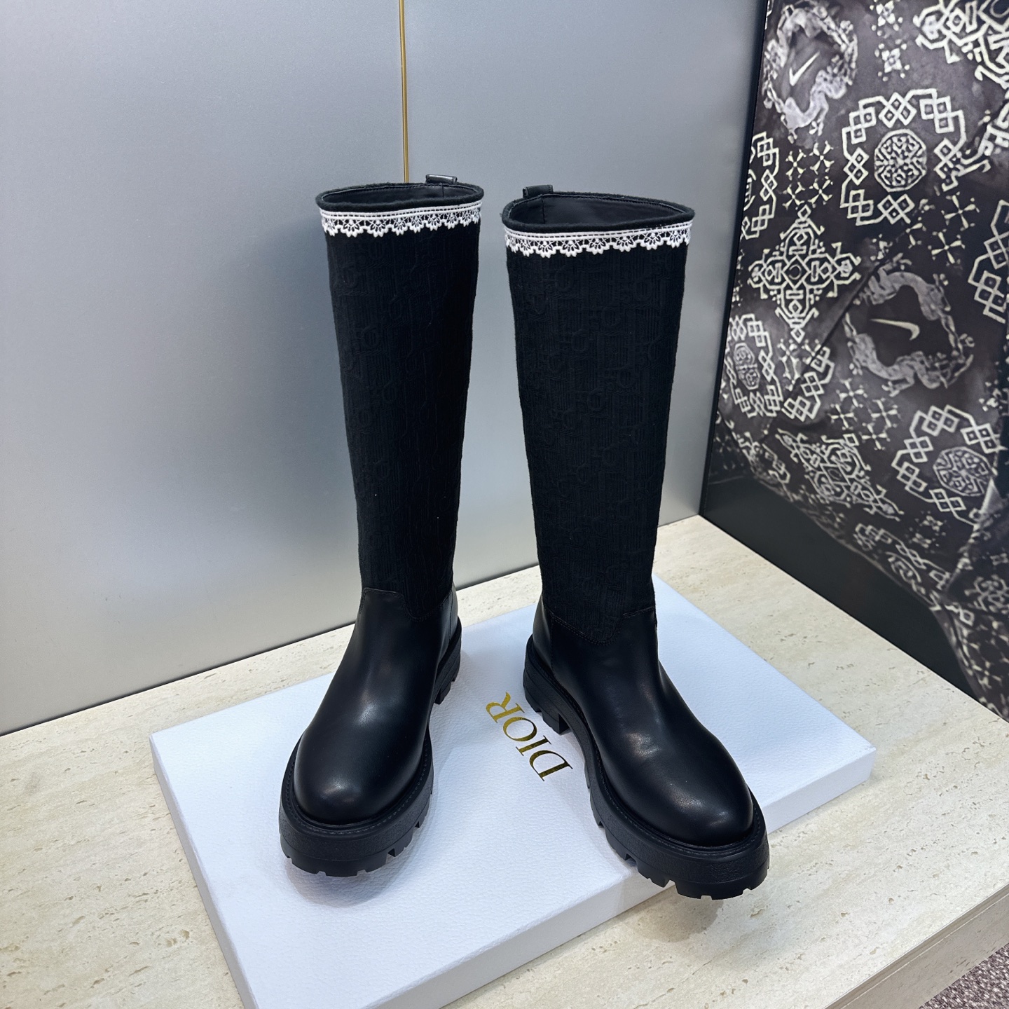 Dior 迪奥 2026秋冬高定系列新款 Dentelle 高筒机车女长靴 CD字母logo立体刺绣图案低跟圆头一脚蹬骑
