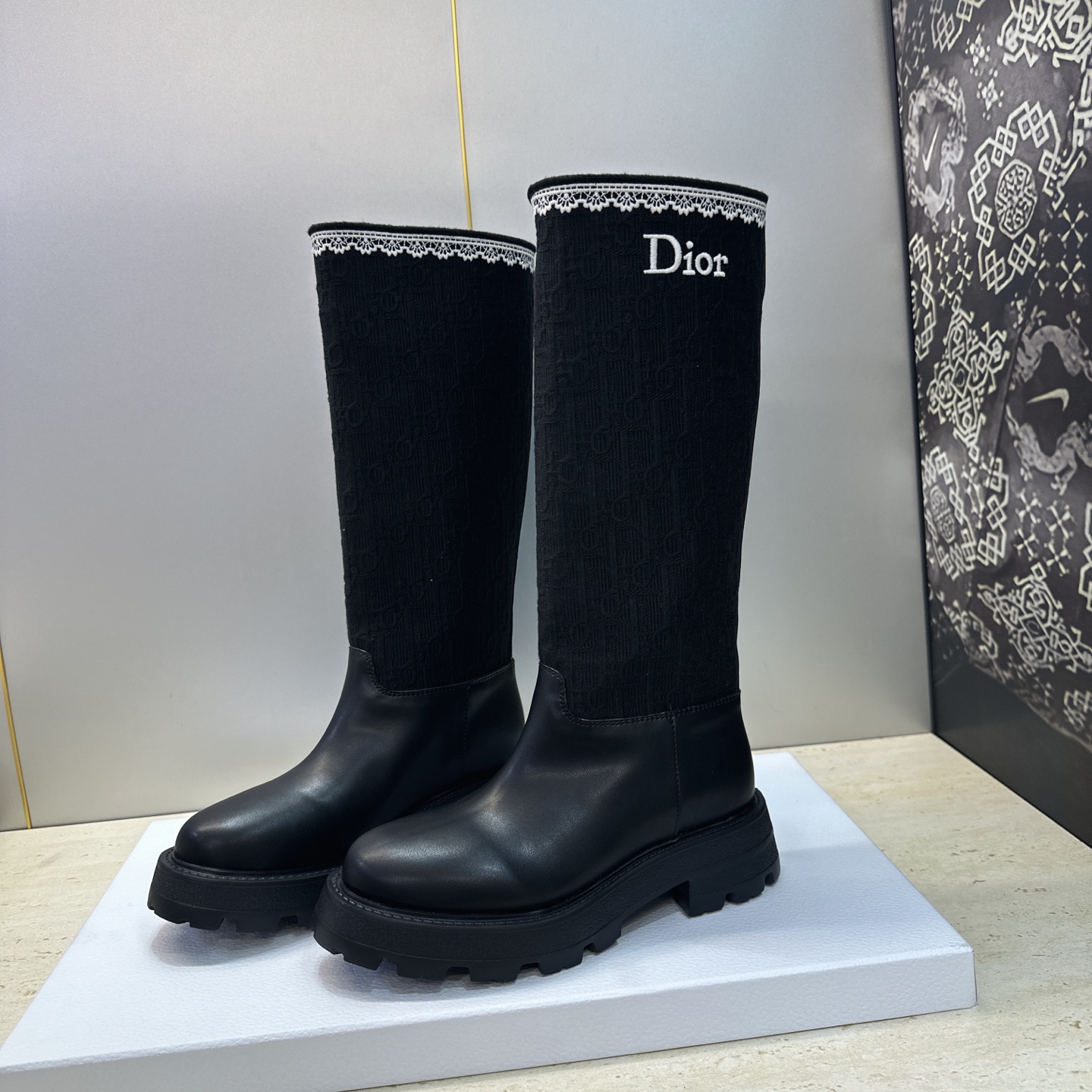 Dior 迪奥 2026秋冬高定系列新款 Dentelle 高筒机车女长靴 CD字母logo立体刺绣图案低跟圆头一脚蹬骑