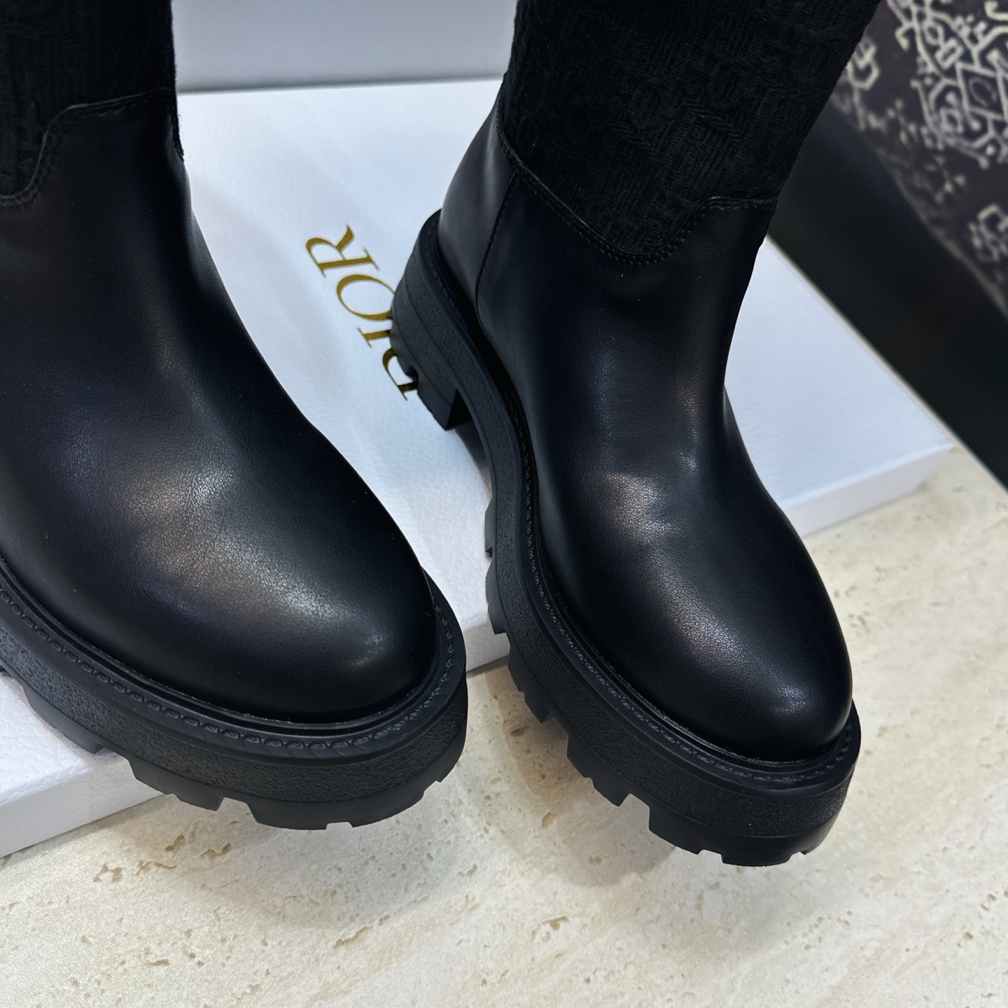 Dior 迪奥 2026秋冬高定系列新款 Dentelle 高筒机车女长靴 CD字母logo立体刺绣图案低跟圆头一脚蹬骑
