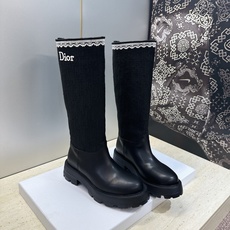 Dior 迪奥 2026秋冬高定系列新款 Dentelle 高筒机车女长靴 CD字母logo立体刺绣图案低跟圆头一脚蹬骑 Dior 迪奥 2026秋冬高定系列新款 Dentelle 高筒机车女长靴 CD字母logo立体刺绣图案低跟圆头一脚蹬骑