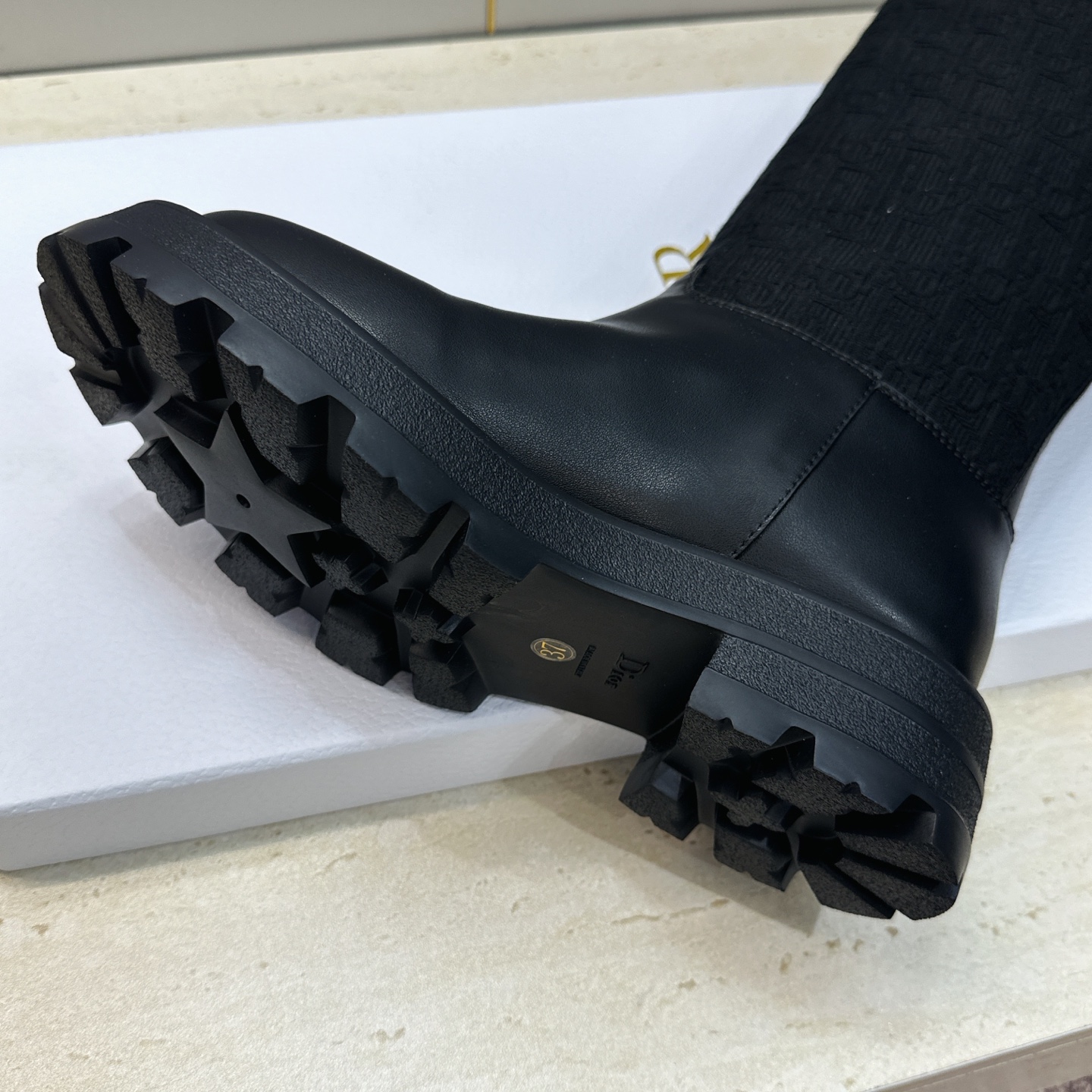 Dior 迪奥 2026秋冬高定系列新款 Dentelle 高筒机车女长靴 CD字母logo立体刺绣图案低跟圆头一脚蹬骑