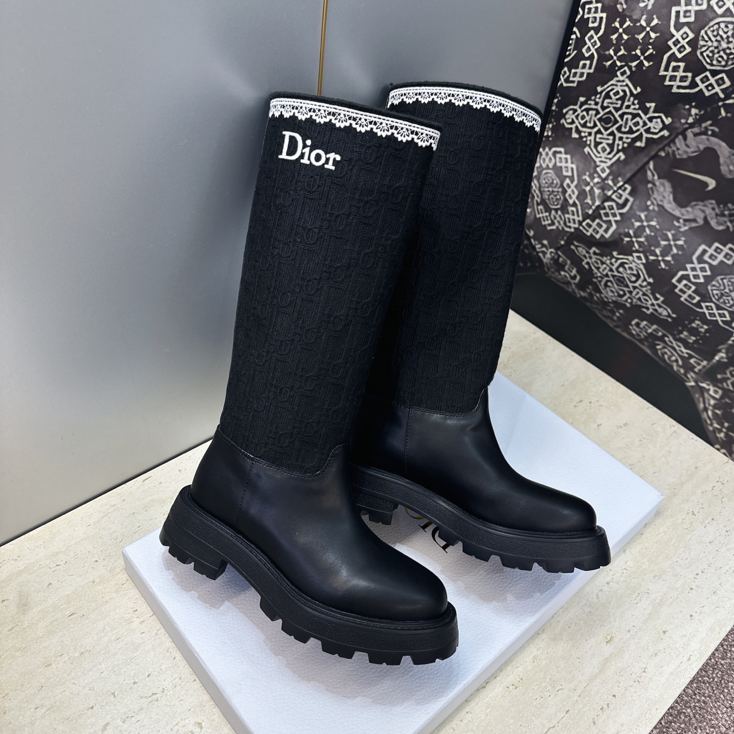 Dior 迪奥 2026秋冬高定系列新款 Dentelle 高筒机车女长靴 CD字母logo立体刺绣图案低跟圆头一脚蹬骑