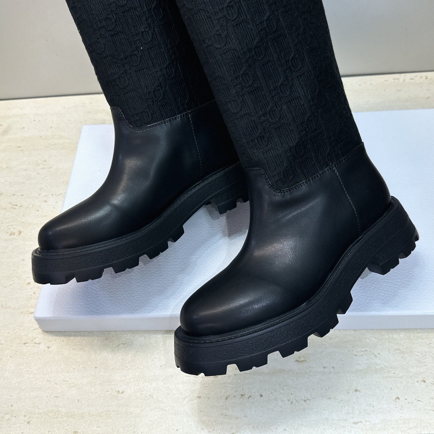 Dior 迪奥 2026秋冬高定系列新款 Dentelle 高筒机车女长靴 CD字母logo立体刺绣图案低跟圆头一脚蹬骑