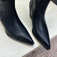 Maison Margiela 马吉拉 2026秋冬新款时尚电绣及裸女短靴 MM6字母logo内增高坡跟尖头一脚蹬复古擦 Maison Margiela 马吉拉 2026秋冬新款时尚电绣及裸女短靴 MM6字母logo内增高坡跟尖头一脚蹬复古擦