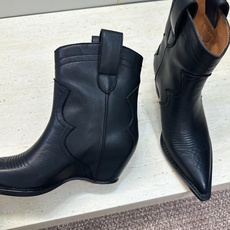 Maison Margiela 马吉拉 2026秋冬新款时尚电绣及裸女短靴 MM6字母logo内增高坡跟尖头一脚蹬复古擦 Maison Margiela 马吉拉 2026秋冬新款时尚电绣及裸女短靴 MM6字母logo内增高坡跟尖头一脚蹬复古擦