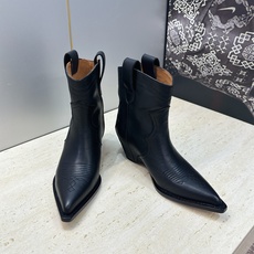 Maison Margiela 马吉拉 2026秋冬新款时尚电绣及裸女短靴 MM6字母logo内增高坡跟尖头一脚蹬复古擦 Maison Margiela 马吉拉 2026秋冬新款时尚电绣及裸女短靴 MM6字母logo内增高坡跟尖头一脚蹬复古擦