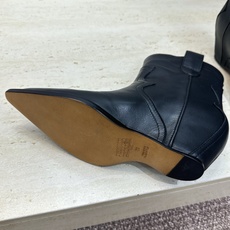 Maison Margiela 马吉拉 2026秋冬新款时尚电绣及裸女短靴 MM6字母logo内增高坡跟尖头一脚蹬复古擦 Maison Margiela 马吉拉 2026秋冬新款时尚电绣及裸女短靴 MM6字母logo内增高坡跟尖头一脚蹬复古擦