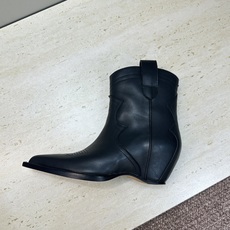 Maison Margiela 马吉拉 2026秋冬新款时尚电绣及裸女短靴 MM6字母logo内增高坡跟尖头一脚蹬复古擦 Maison Margiela 马吉拉 2026秋冬新款时尚电绣及裸女短靴 MM6字母logo内增高坡跟尖头一脚蹬复古擦