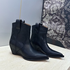 Maison Margiela 马吉拉 2026秋冬新款时尚电绣及裸女短靴 MM6字母logo内增高坡跟尖头一脚蹬复古擦 Maison Margiela 马吉拉 2026秋冬新款时尚电绣及裸女短靴 MM6字母logo内增高坡跟尖头一脚蹬复古擦