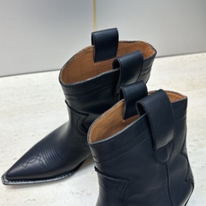 Maison Margiela 马吉拉 2026秋冬新款时尚电绣及裸女短靴 MM6字母logo内增高坡跟尖头一脚蹬复古擦 Maison Margiela 马吉拉 2026秋冬新款时尚电绣及裸女短靴 MM6字母logo内增高坡跟尖头一脚蹬复古擦