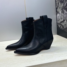 Maison Margiela 马吉拉 2026秋冬新款时尚电绣及裸女短靴 MM6字母logo内增高坡跟尖头一脚蹬复古擦 Maison Margiela 马吉拉 2026秋冬新款时尚电绣及裸女短靴 MM6字母logo内增高坡跟尖头一脚蹬复古擦