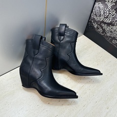 Maison Margiela 马吉拉 2026秋冬新款时尚电绣及裸女短靴 MM6字母logo内增高坡跟尖头一脚蹬复古擦 Maison Margiela 马吉拉 2026秋冬新款时尚电绣及裸女短靴 MM6字母logo内增高坡跟尖头一脚蹬复古擦