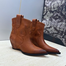 Maison Margiela 马吉拉 2026秋冬新款时尚电绣及裸女短靴 MM6字母logo内增高坡跟尖头一脚蹬复古擦 Maison Margiela 马吉拉 2026秋冬新款时尚电绣及裸女短靴 MM6字母logo内增高坡跟尖头一脚蹬复古擦