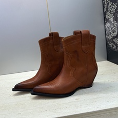 Maison Margiela 马吉拉 2026秋冬新款时尚电绣及裸女短靴 MM6字母logo内增高坡跟尖头一脚蹬复古擦 Maison Margiela 马吉拉 2026秋冬新款时尚电绣及裸女短靴 MM6字母logo内增高坡跟尖头一脚蹬复古擦