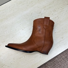 Maison Margiela 马吉拉 2026秋冬新款时尚电绣及裸女短靴 MM6字母logo内增高坡跟尖头一脚蹬复古擦 Maison Margiela 马吉拉 2026秋冬新款时尚电绣及裸女短靴 MM6字母logo内增高坡跟尖头一脚蹬复古擦