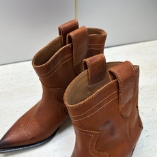 Maison Margiela 马吉拉 2026秋冬新款时尚电绣及裸女短靴 MM6字母logo内增高坡跟尖头一脚蹬复古擦 Maison Margiela 马吉拉 2026秋冬新款时尚电绣及裸女短靴 MM6字母logo内增高坡跟尖头一脚蹬复古擦