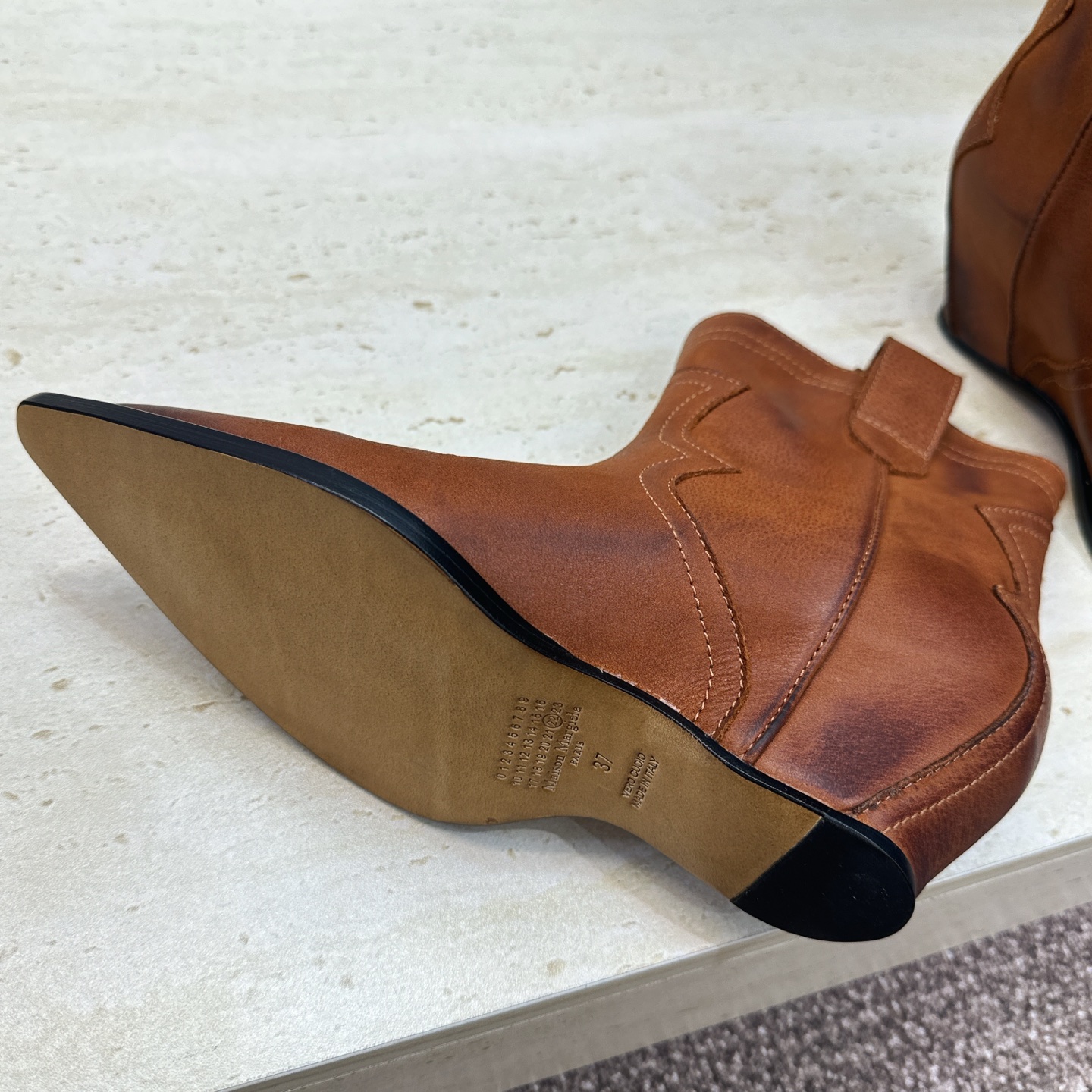 Maison Margiela 马吉拉 2026秋冬新款时尚电绣及裸女短靴 MM6字母logo内增高坡跟尖头一脚蹬复古擦 Maison Margiela 马吉拉 2026秋冬新款时尚电绣及裸女短靴 MM6字母logo内增高坡跟尖头一脚蹬复古擦