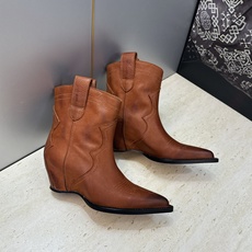 Maison Margiela 马吉拉 2026秋冬新款时尚电绣及裸女短靴 MM6字母logo内增高坡跟尖头一脚蹬复古擦 Maison Margiela 马吉拉 2026秋冬新款时尚电绣及裸女短靴 MM6字母logo内增高坡跟尖头一脚蹬复古擦
