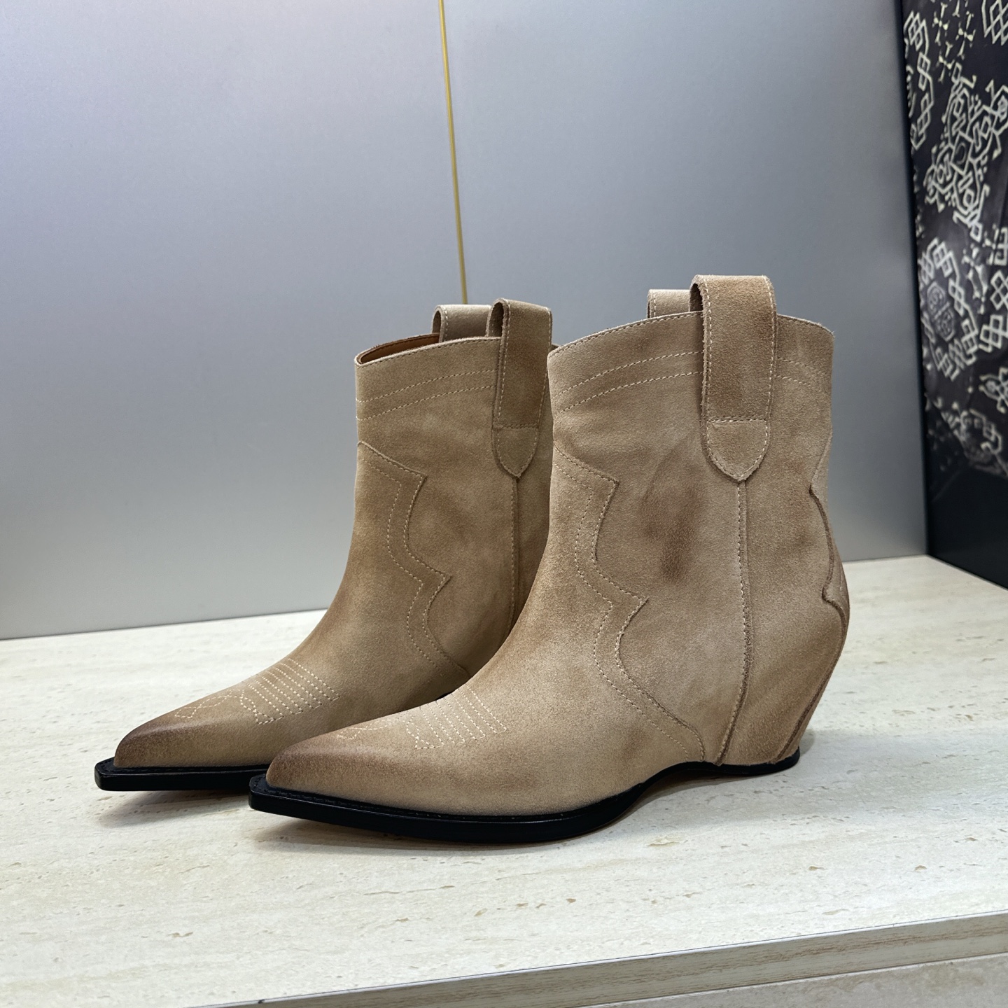 Maison Margiela 马吉拉 2026秋冬新款时尚电绣及裸女短靴 MM6字母logo内增高坡跟尖头一脚蹬复古擦