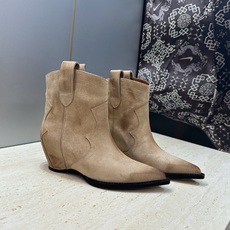 Maison Margiela 马吉拉 2026秋冬新款时尚电绣及裸女短靴 MM6字母logo内增高坡跟尖头一脚蹬复古擦 Maison Margiela 马吉拉 2026秋冬新款时尚电绣及裸女短靴 MM6字母logo内增高坡跟尖头一脚蹬复古擦