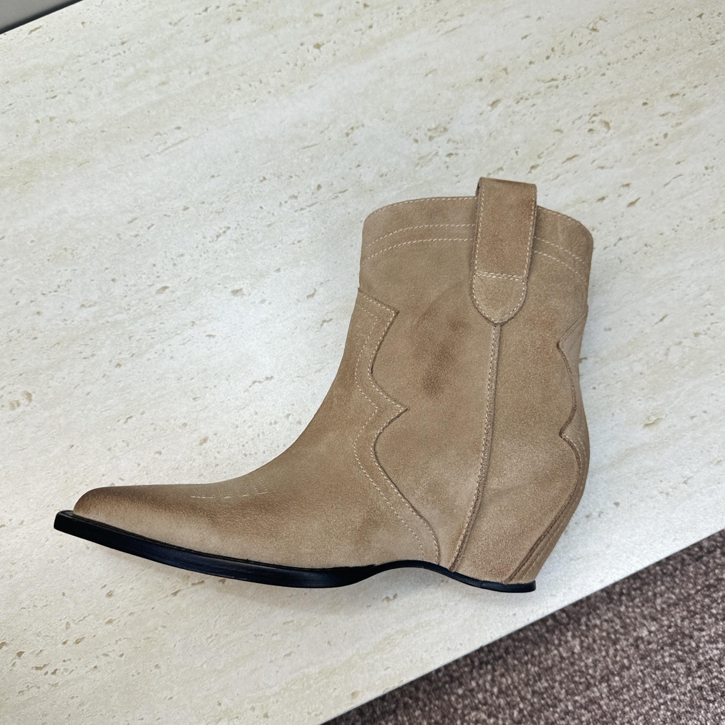 Maison Margiela 马吉拉 2026秋冬新款时尚电绣及裸女短靴 MM6字母logo内增高坡跟尖头一脚蹬复古擦