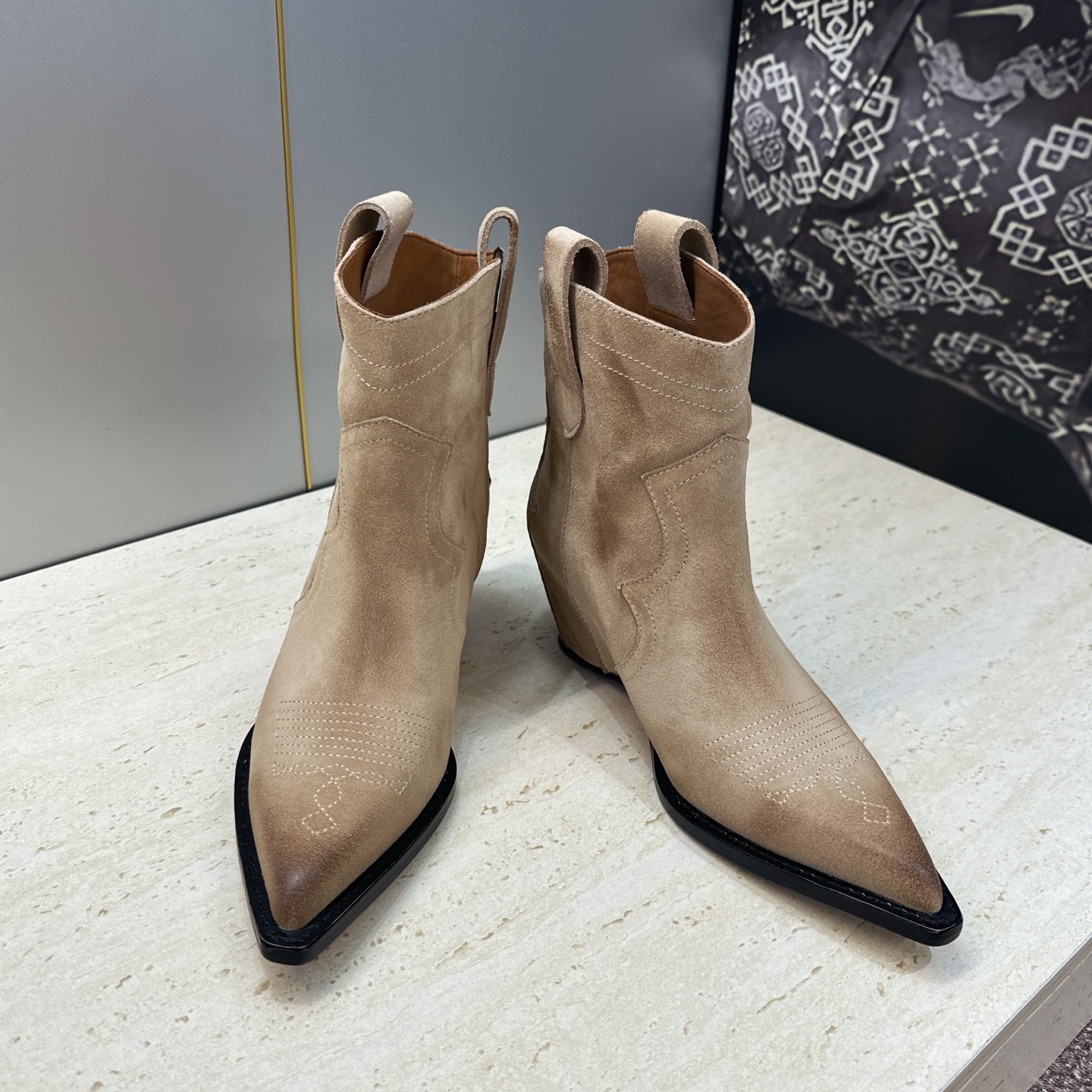 Maison Margiela 马吉拉 2026秋冬新款时尚电绣及裸女短靴 MM6字母logo内增高坡跟尖头一脚蹬复古擦