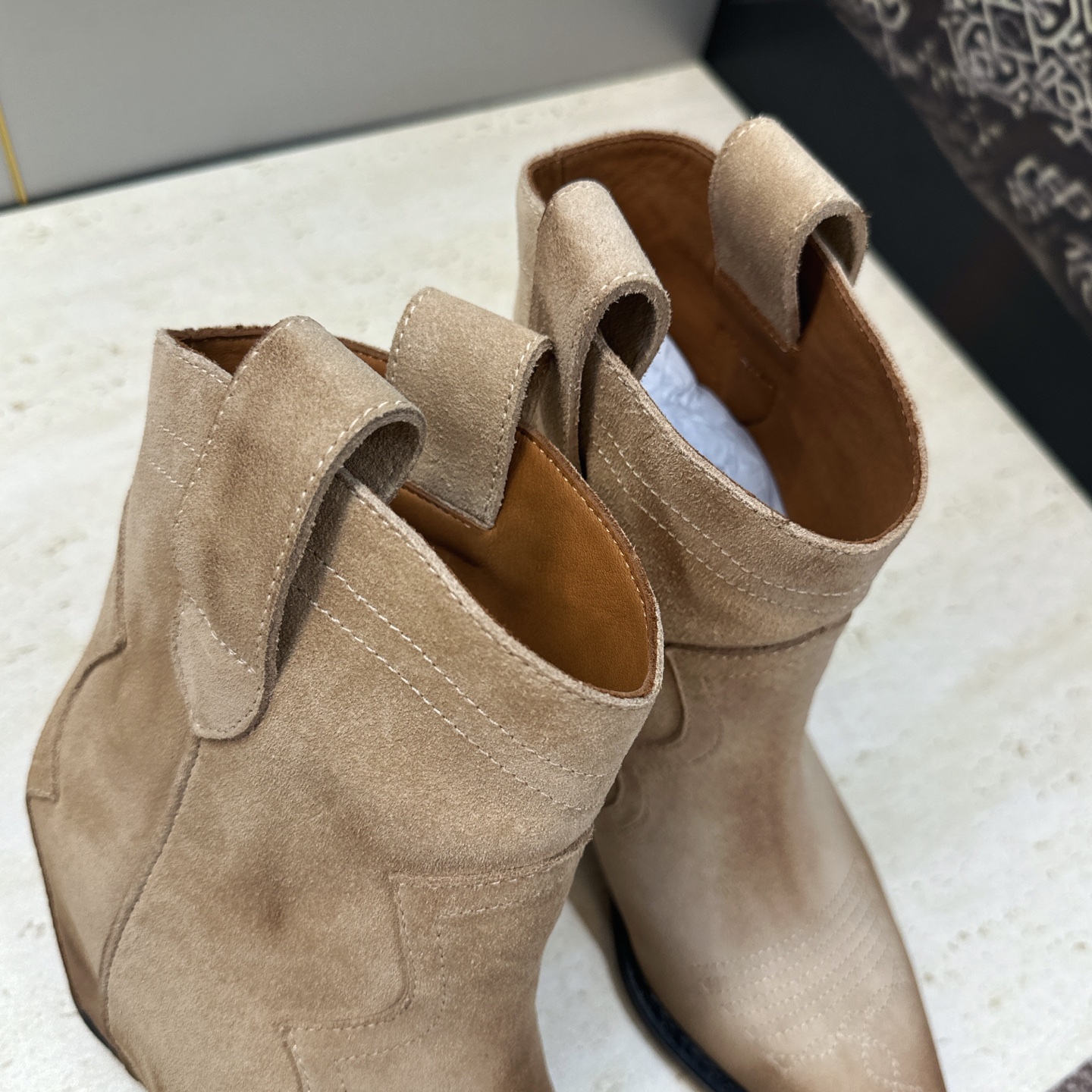 Maison Margiela 马吉拉 2026秋冬新款时尚电绣及裸女短靴 MM6字母logo内增高坡跟尖头一脚蹬复古擦