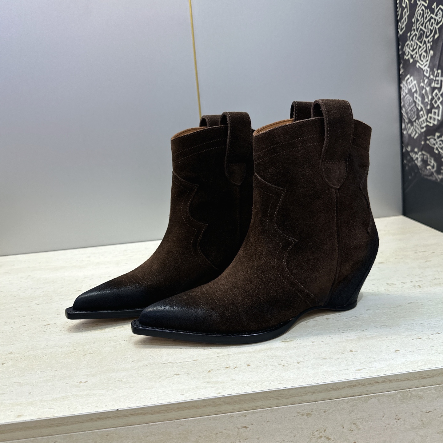 Maison Margiela 马吉拉 2026秋冬新款时尚电绣及裸女短靴 MM6字母logo内增高坡跟尖头一脚蹬复古擦