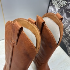Maison Margiela 马吉拉 2026秋冬新款时尚电绣中筒女靴 MM6字母logo内增高坡跟尖头一脚蹬复古擦 Maison Margiela 马吉拉 2026秋冬新款时尚电绣中筒女靴 MM6字母logo内增高坡跟尖头一脚蹬复古擦