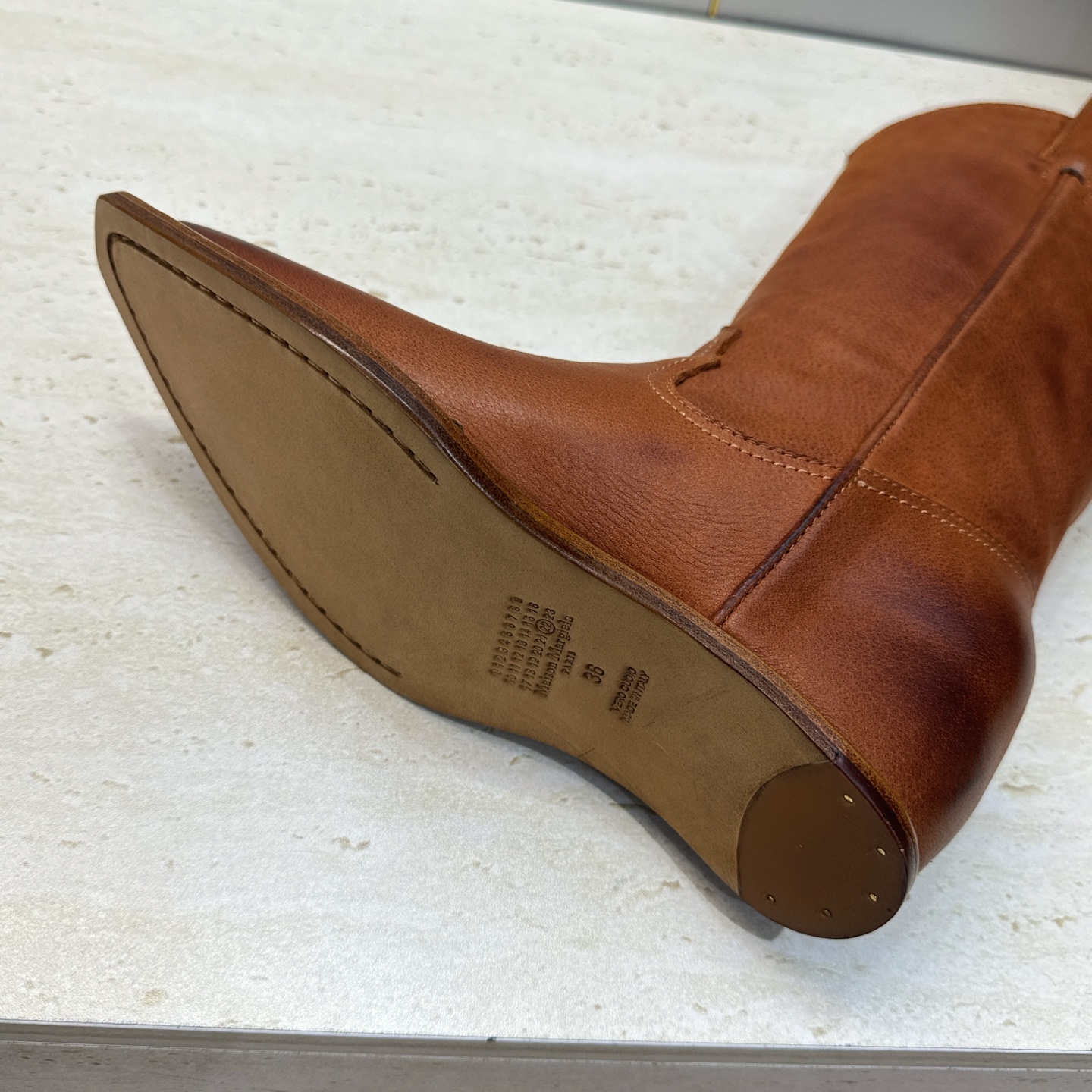 Maison Margiela 马吉拉 2026秋冬新款时尚电绣中筒女靴 MM6字母logo内增高坡跟尖头一脚蹬复古擦 Maison Margiela 马吉拉 2026秋冬新款时尚电绣中筒女靴 MM6字母logo内增高坡跟尖头一脚蹬复古擦