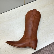 Maison Margiela 马吉拉 2026秋冬新款时尚电绣中筒女靴 MM6字母logo内增高坡跟尖头一脚蹬复古擦 Maison Margiela 马吉拉 2026秋冬新款时尚电绣中筒女靴 MM6字母logo内增高坡跟尖头一脚蹬复古擦